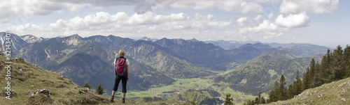 frau blickt vom breitenstein ins miesbacher oberland