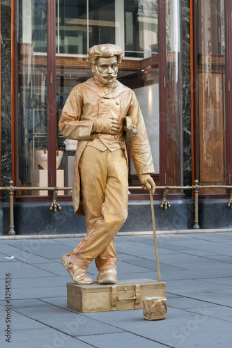 Canvas Print living statue of a musician