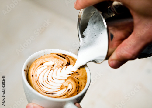 Canvastavla Latte Art - Milch eingießen/Kakao