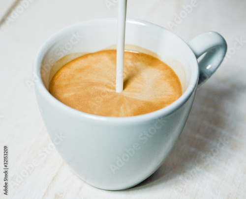 Latte Art - Milch läuft ein photo