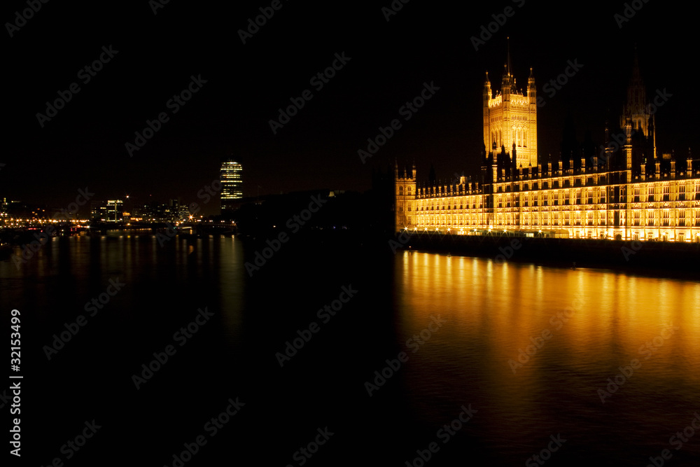 Nocna fotografia Westminster  i Tamiza.