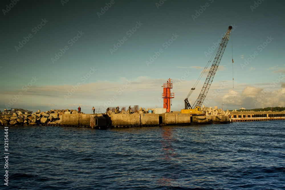 Fototapeta premium Architektura kołobrzegu ze statku. Port morski.