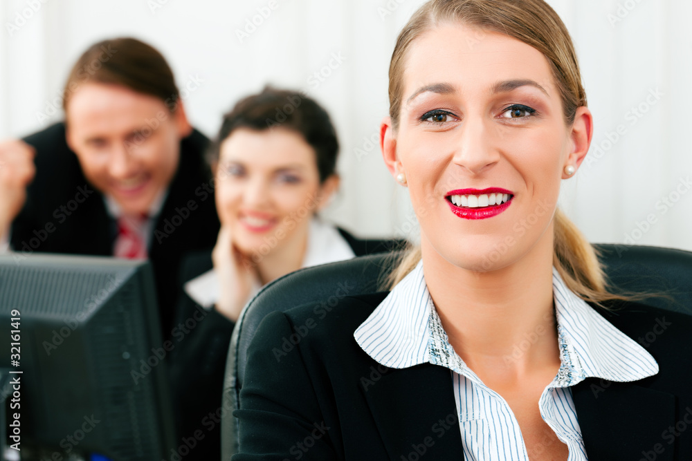 Geschäftsleute bei Teamarbeit im Büro Geschäftsleute bei Teamarbeit im Büro