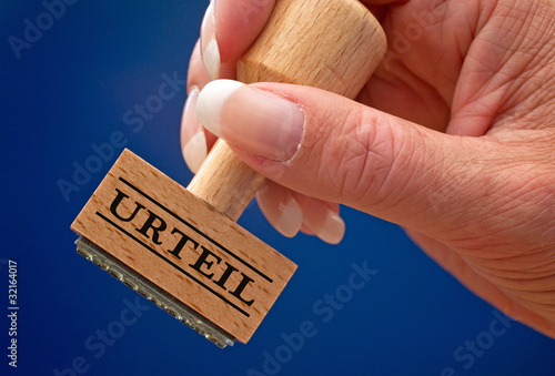 Urteil Stempel mit Hand von Anwalt photo