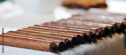 фотографія man making luxury handmade cuban cigare
