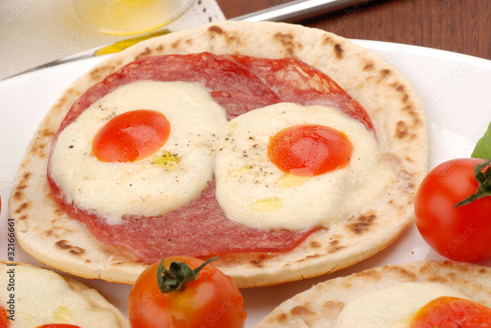 PIADINA CON SALAME E MOZZARELLA PIADINA CON SALAME E MOZZARELLA