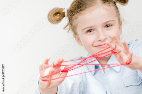 Canvas Print Creative mind - girl playing cats cradle game