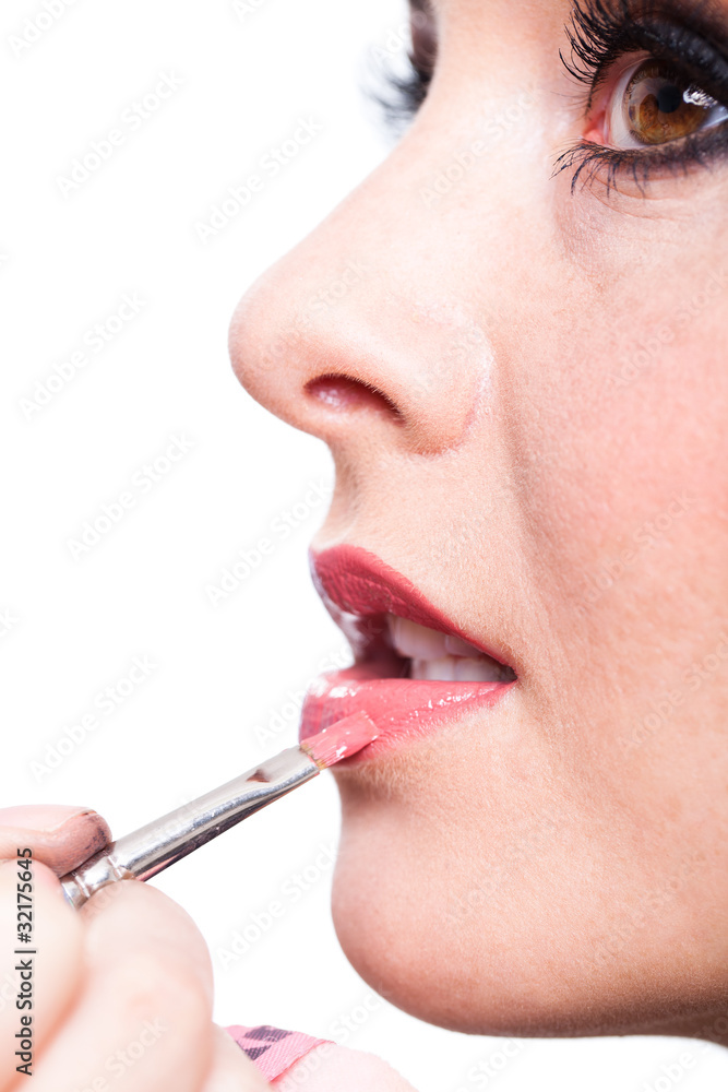 junge Frau beim Auftragen von Lipgloss junge Frau beim Auftragen von Lipgloss