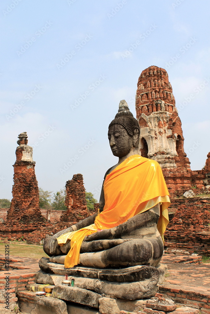 Fototapeta premium Seating Buddha image in Ayutthaya, Thailand