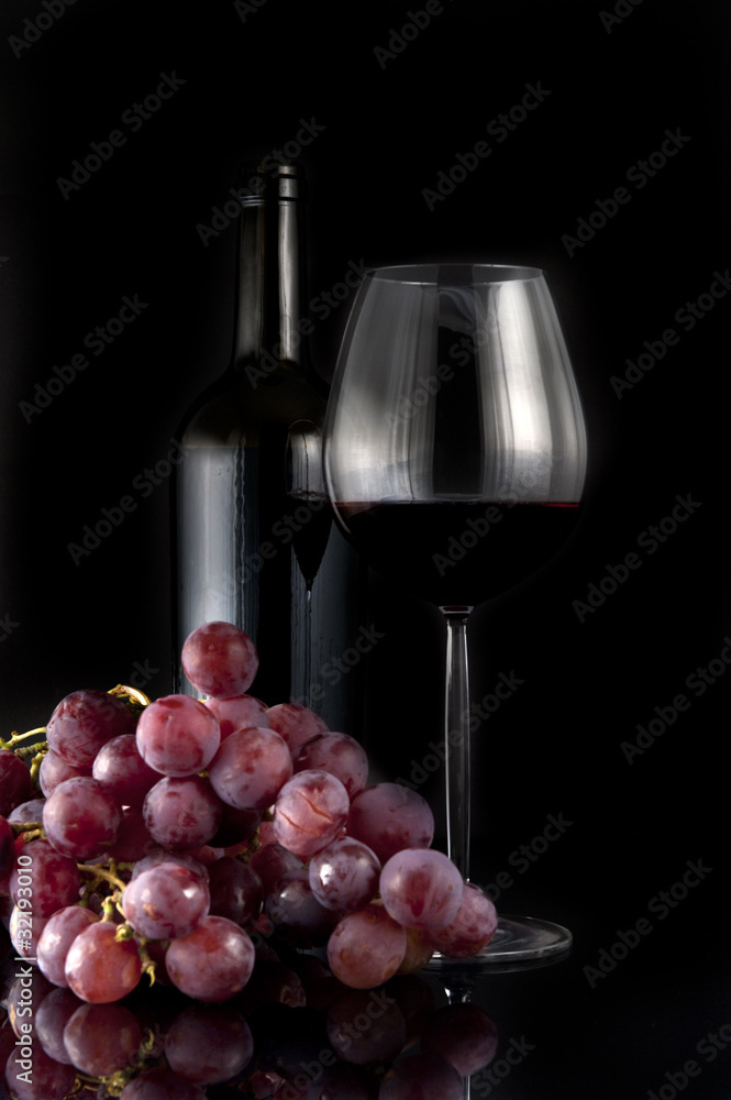 Fototapeta premium Glass of red wine and grapes