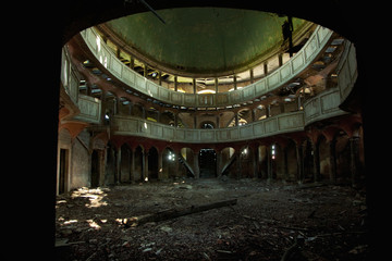 Leinwandbilder Artist KB Historisches Operngebäude bei Nacht  © konradbak