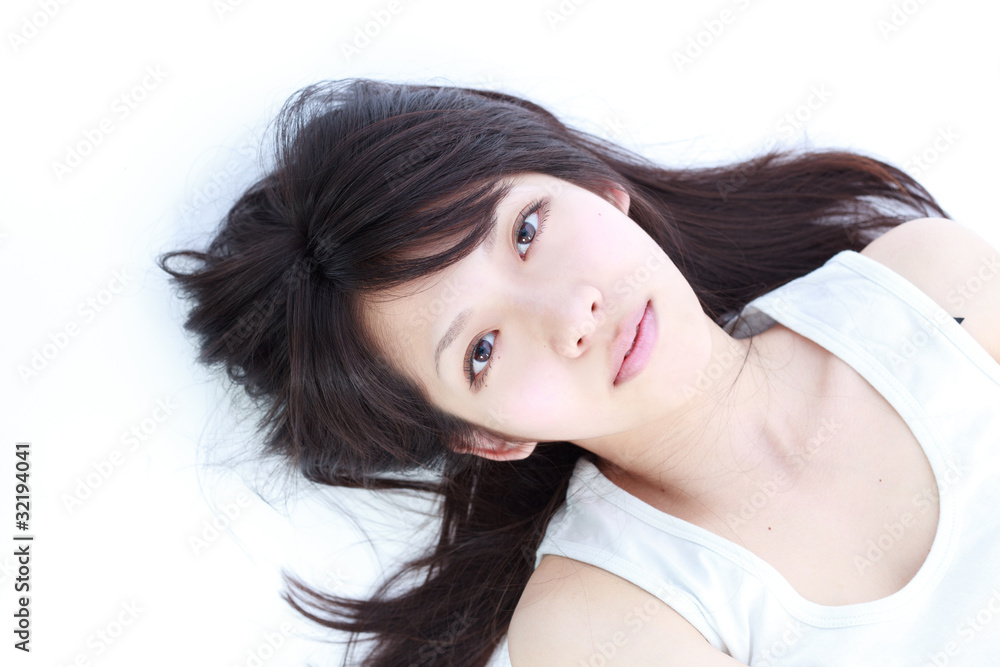 Naklejka premium 横になる若い女性