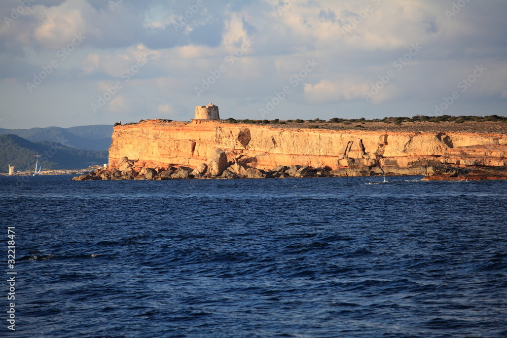 Piratenturm auf einer kleinen Insel vor Formentera Piratenturm auf einer kleinen Insel vor Formentera