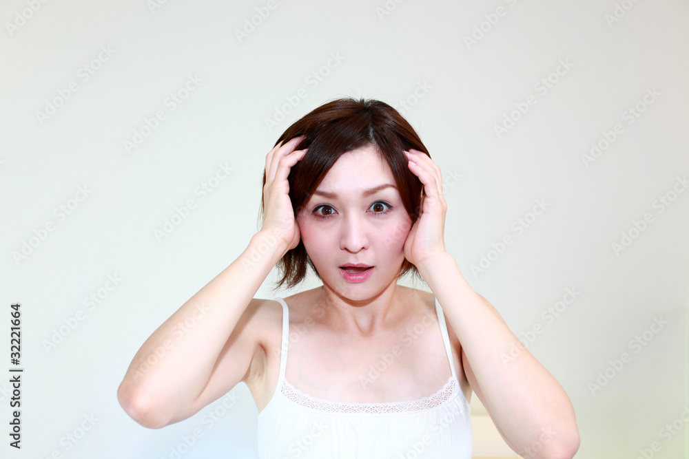悩んでいる表情の女性 悩んでいる表情の女性