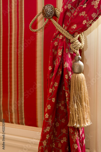 Quaste mit roer Gardine