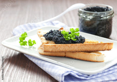 frischer Kaviar auf Toast