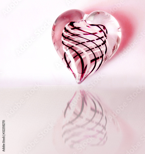 Corazón de cristal rosa y reflejo