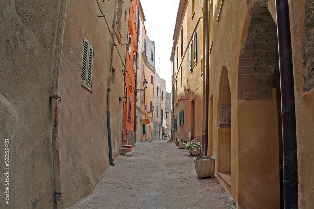 Fototapeta premium Sardinien: Gasse in Castelsardo (Italien)
