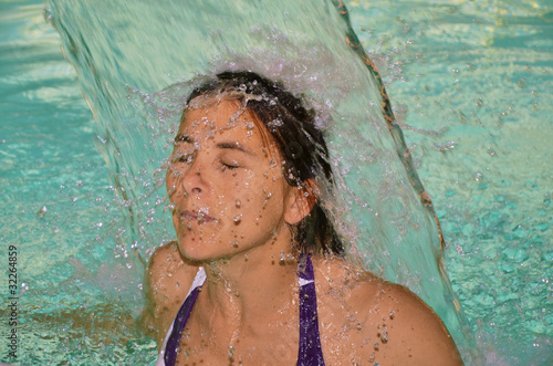 Jeune femme et soin du corps photo