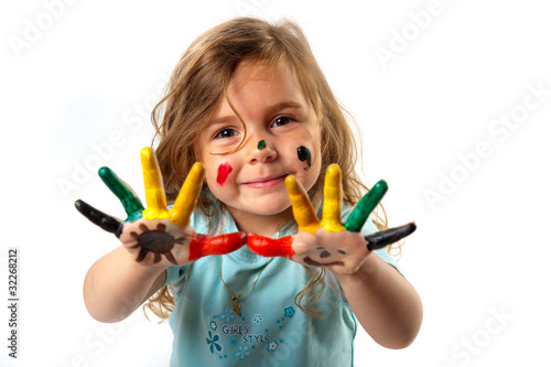 Kind mit bemalten Händen