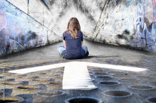Billede på lærred Girl facing grungy deadend