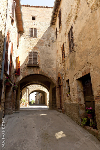 Fototapeta Naklejka Na Ścianę i Meble -  Compignano; borgo medievale; Umbria;