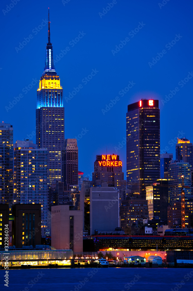 Obraz premium Empire state Building New York Skyline in Early Evening Light