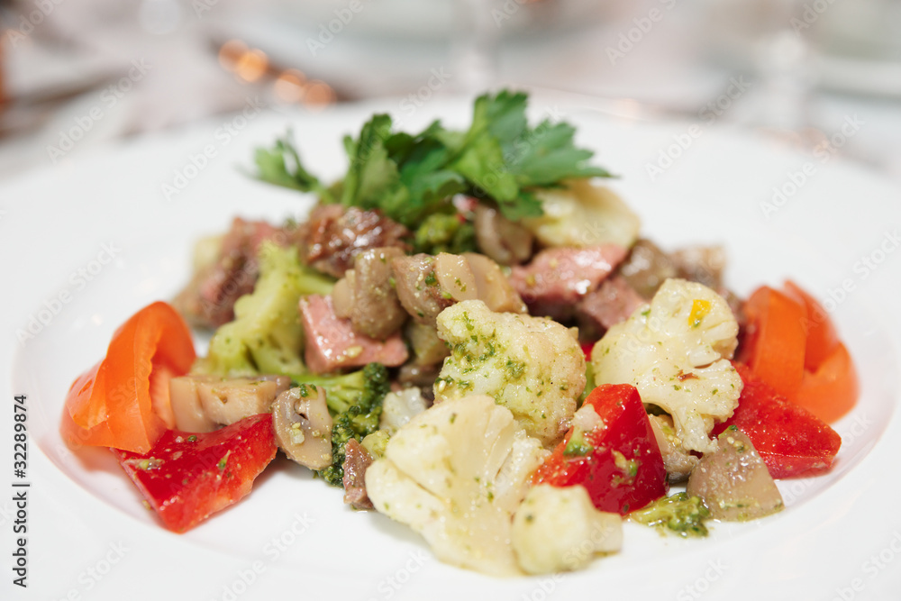 Salad with veal fillet and broccoli
