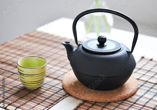 Grüner Tee Zubereitung. Schwarzer Teekanne und Tasse