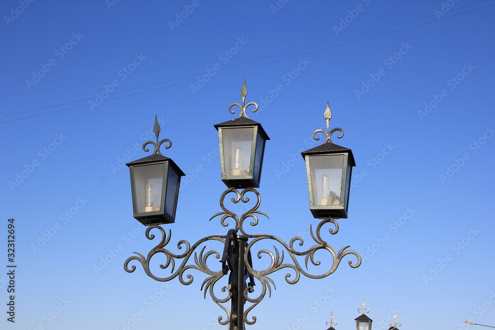 Fototapeta premium Кованые фонари на городской улице