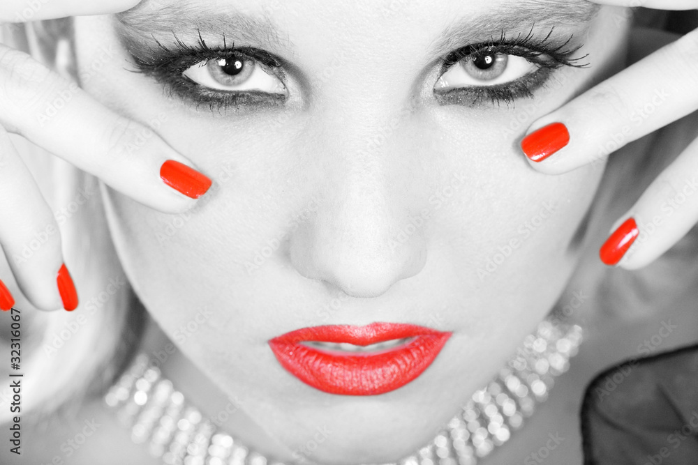 Tank Top Mit Geheimnisvollem Gesicht - Rote Lippen & Herz Design