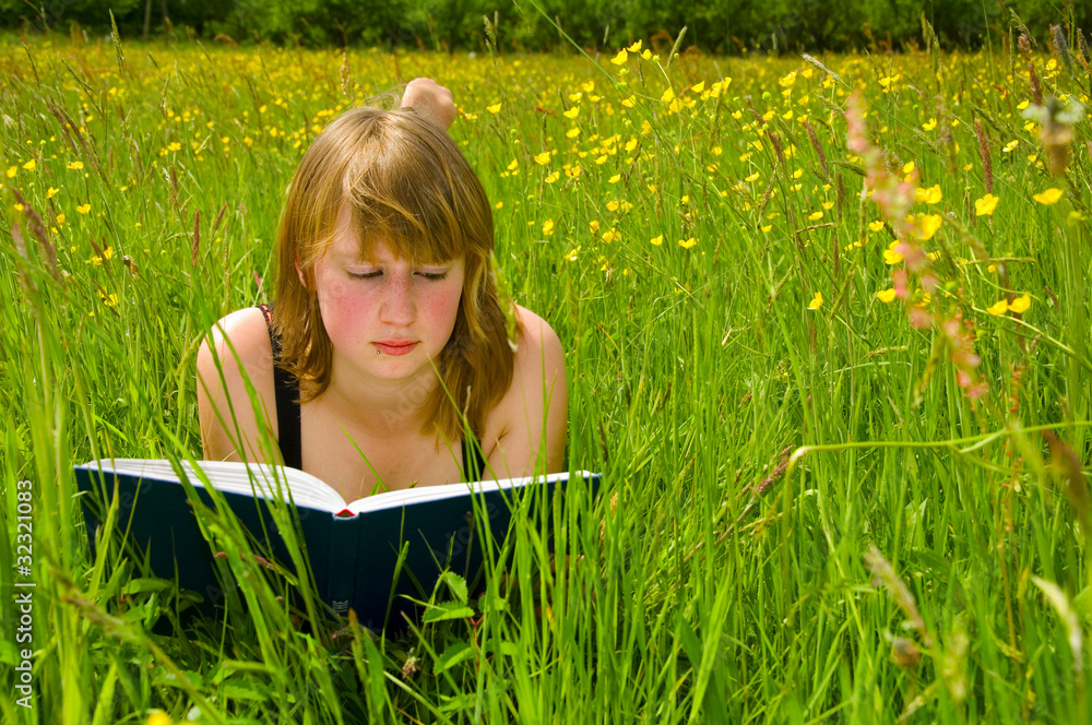 Fotografie Junge Frau beim lesen