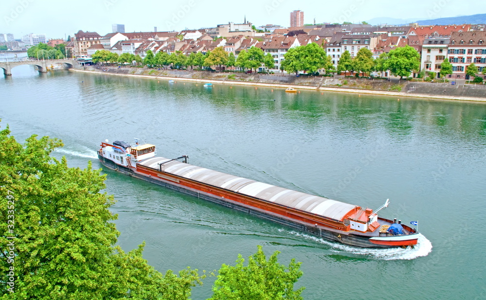 Fototapeta premium Rheinschiff passiert Basel