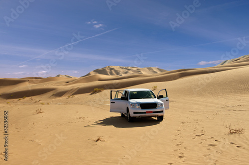 Einsamer Jeep in der Wüste