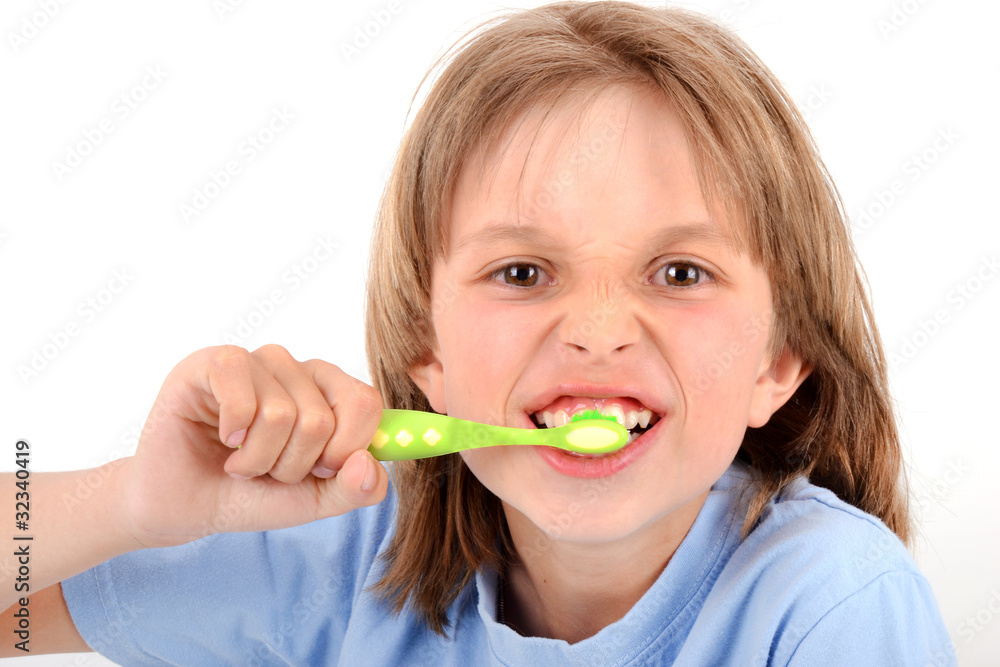 Portrait d'enfant espiègle se brossant les dents Portrait d'enfant espiègle se brossant les dents