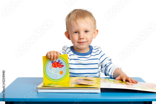 Kleinkind beim Buch ansehen