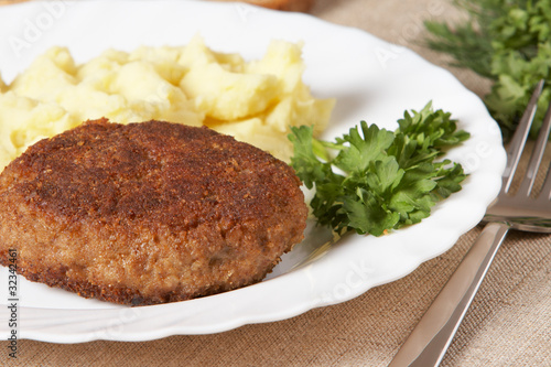 Cutlet with mashed potatoes and vegetables