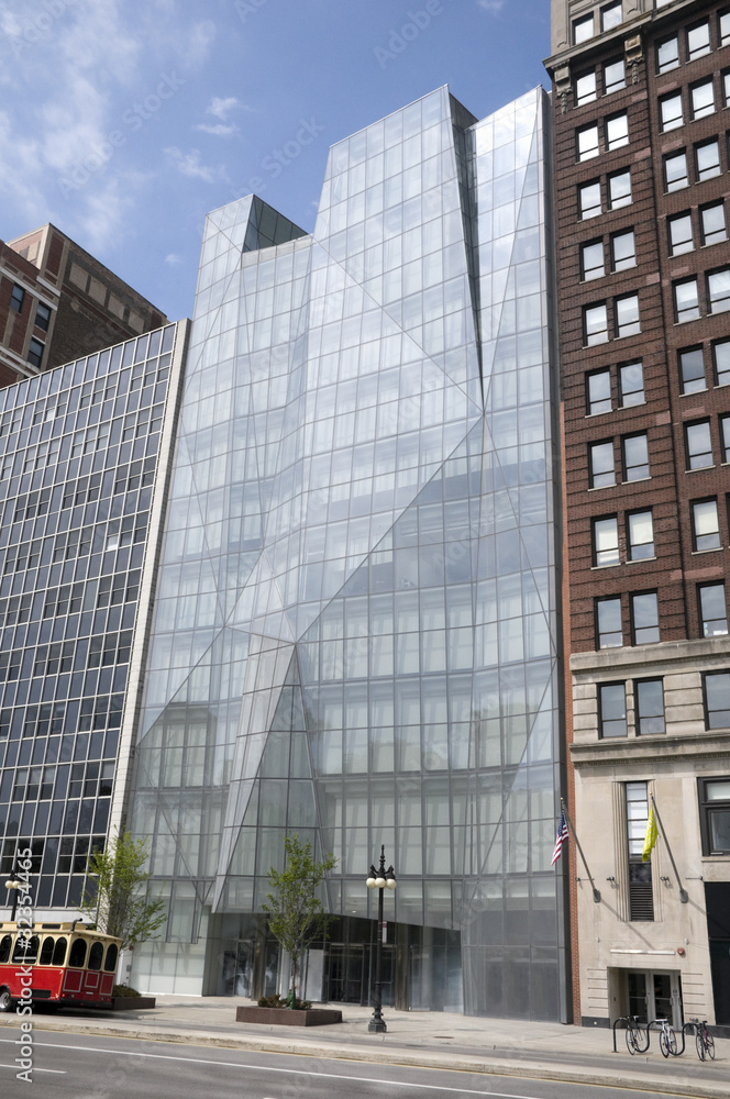 Obraz premium Modern Glass Building in Chicago