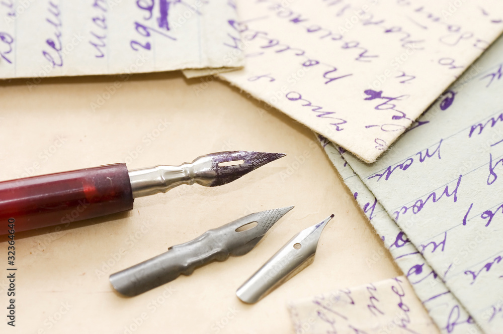 Fototapeta premium Old letters and pen as background