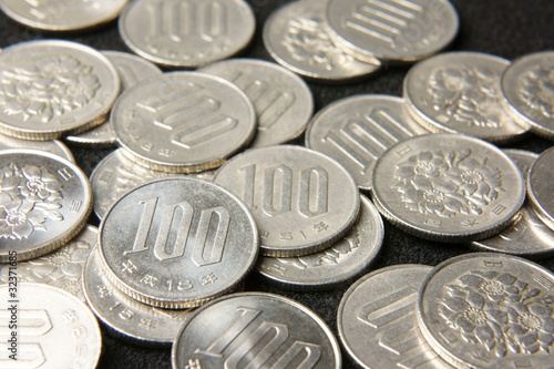 日本通貨１００円玉無造作