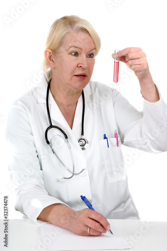 medizinische Mitarbeiterin begutachtet ein Reagenzglas