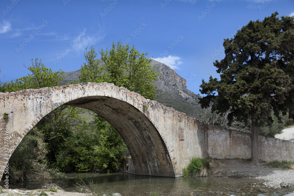 Puente veneciano sobre el rio Kourtaliotis (Creta)