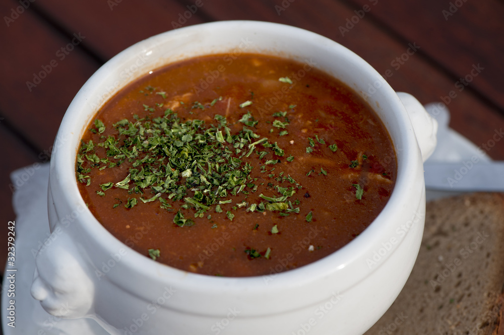 Gulaschsuppe mit Brot