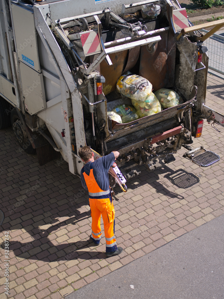 Naklejka premium Müllmann bei der Arbeit