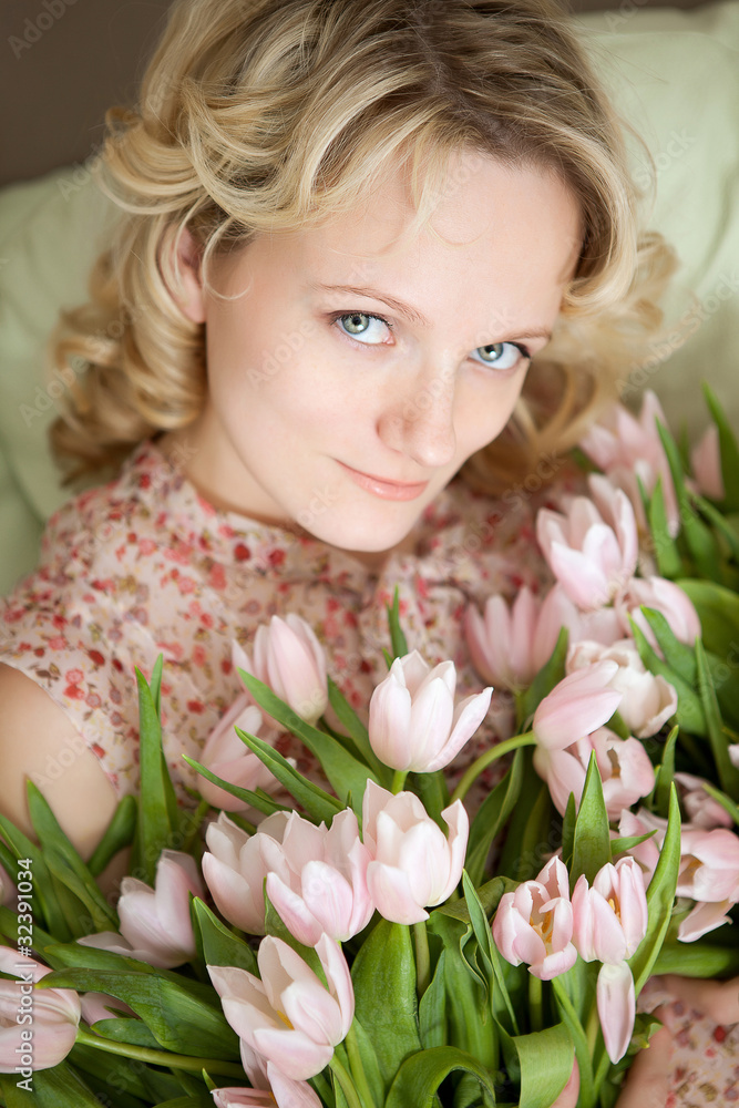 Naklejka premium Portrait of the beautiful woman whith flower
