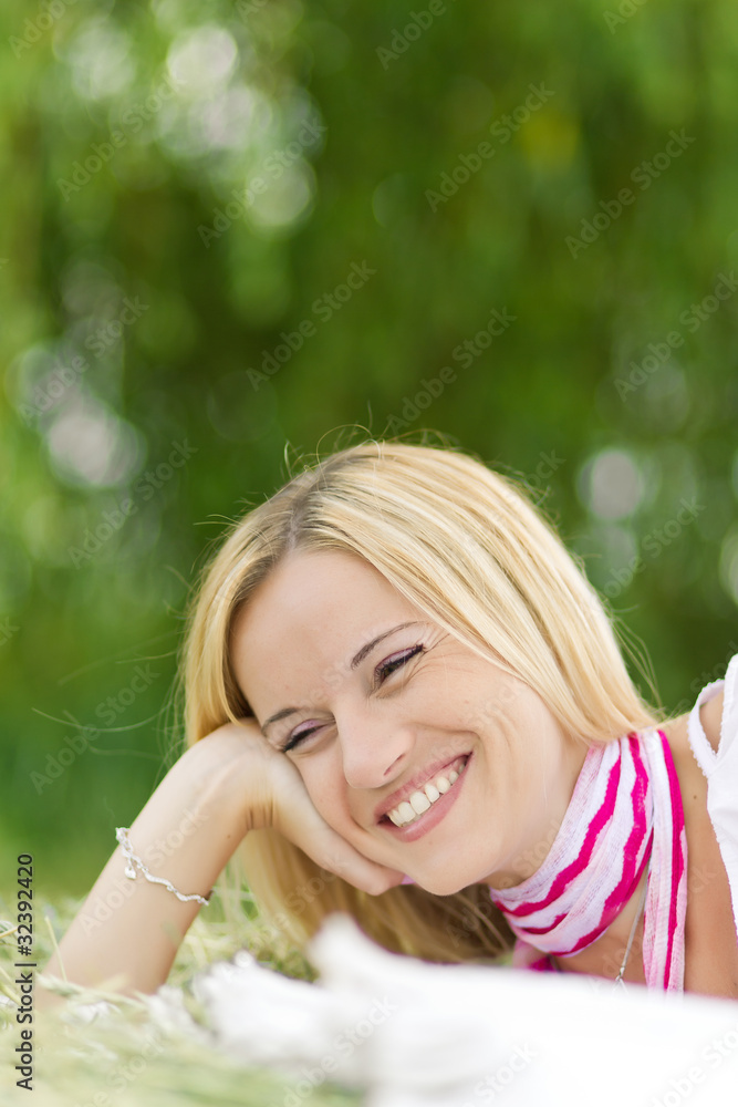 Junge Fraubeim lachen Junge Fraubeim lachen