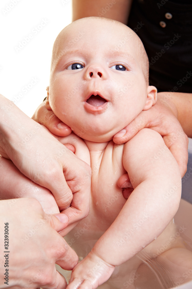 Eltern baden ihr Baby