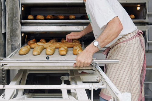 boulanger surveillant la cuisson du pain # 26 photo