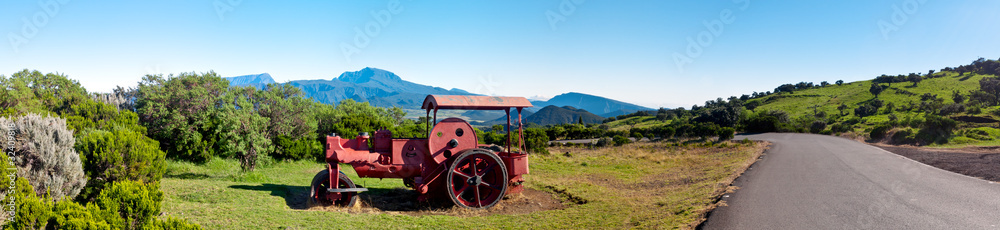 Fototapeta premium Sommets de La Réunion vus depuis la route du volcan