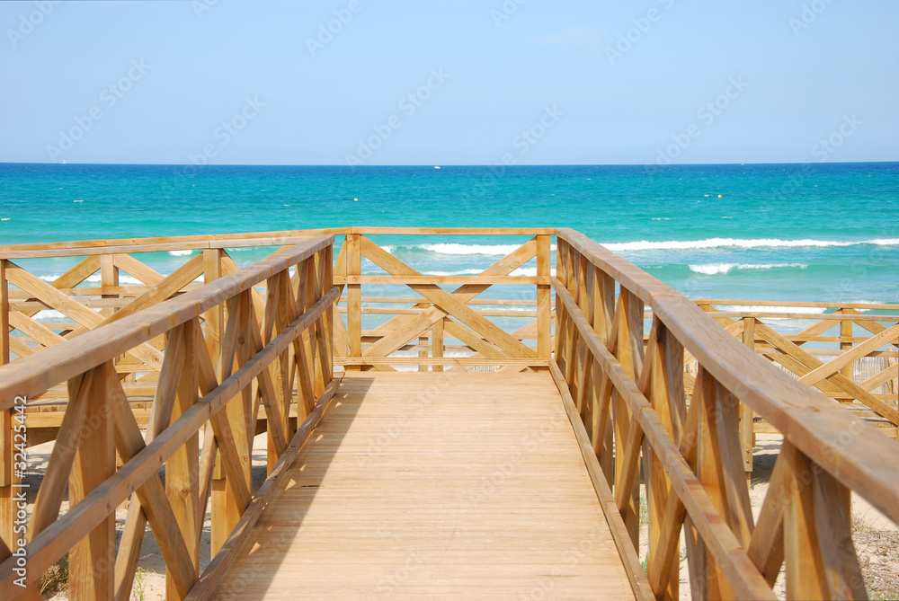 Holzbrücke zum Meer